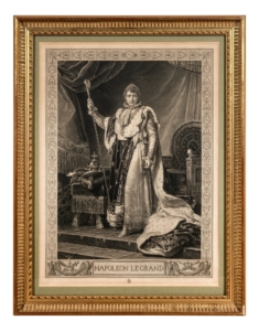 Napoleon ist in einen kostbaren Mantel gekleidet, trägt eine Krone und hält in der rechten Hand ein Zepter.